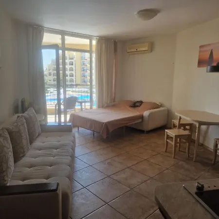 Charming At The Seaside 阿赫洛伊